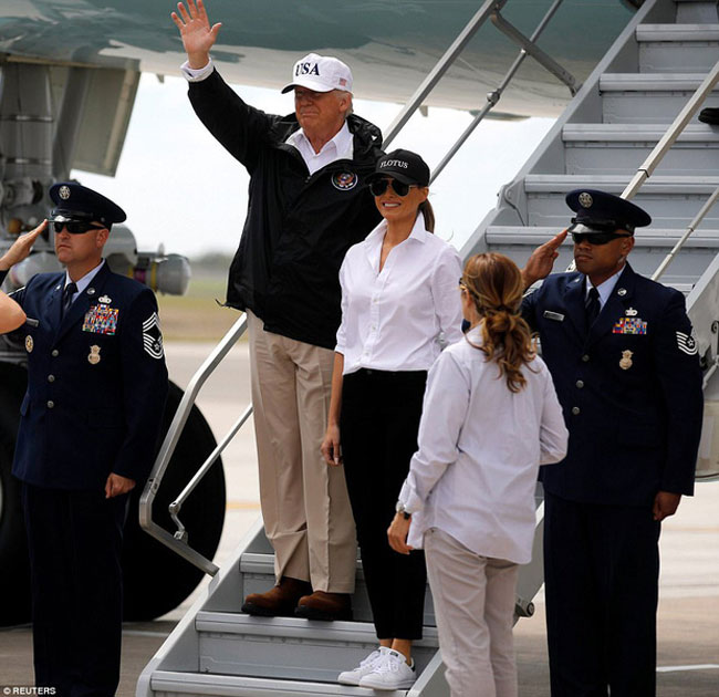 Đệ nhất phu nhân Mỹ Melania Trump bị mắng oan vì đi giày cao gót tới thăm vùng siêu bão - 7