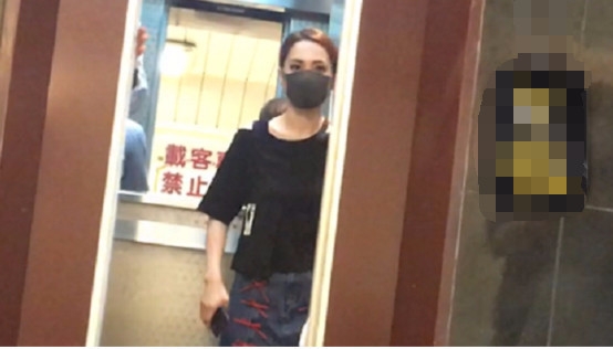 Ngôi sao 24/7: Tối muộn, Chung Hân Đồng đeo khẩu trang đến viện thẩm mỹ đại tu nhan sắc - 1