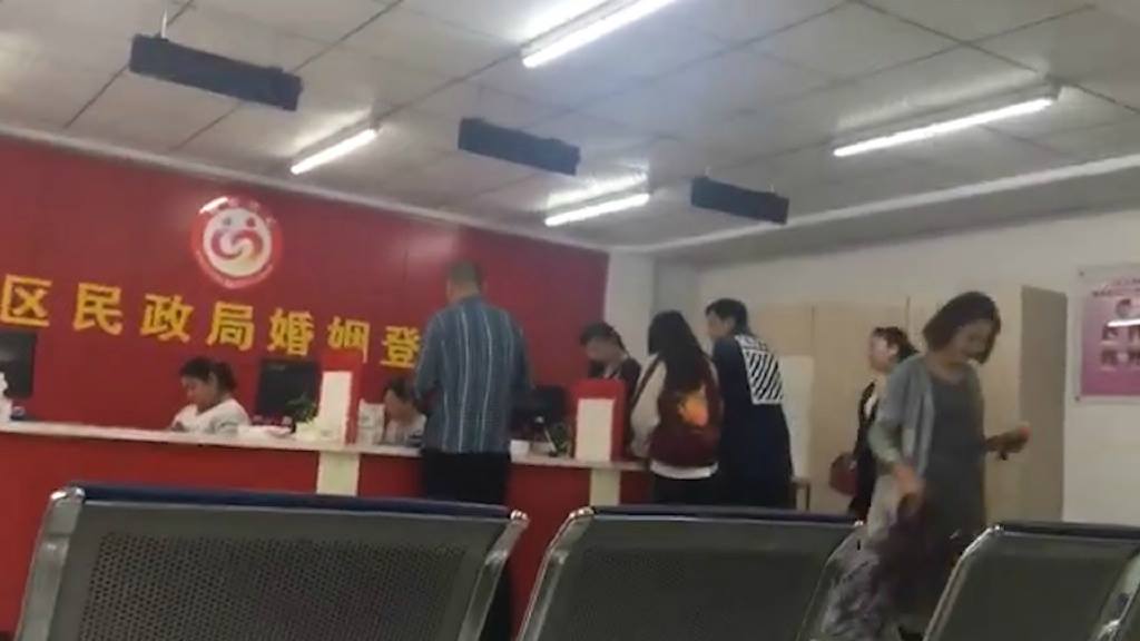 Ngôi sao 24/7: Tối muộn, Chung Hân Đồng đeo khẩu trang đến viện thẩm mỹ đại tu nhan sắc - 6