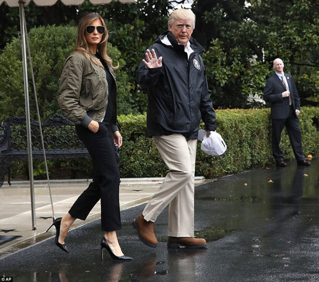 Đệ nhất phu nhân Mỹ Melania Trump bị mắng oan vì đi giày cao gót tới thăm vùng siêu bão - 1