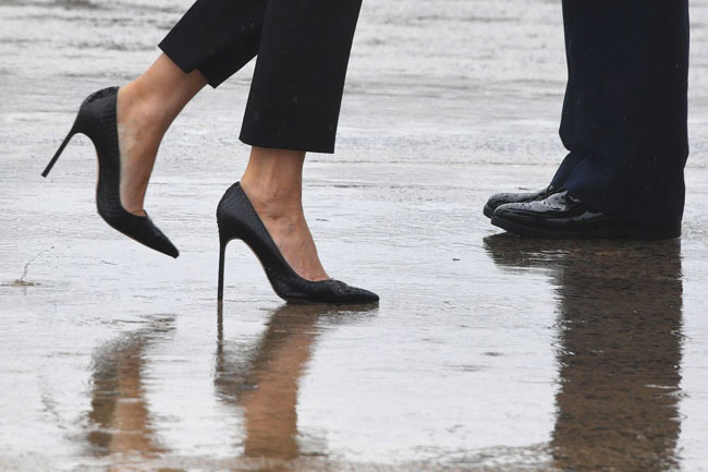 Đệ nhất phu nhân Mỹ Melania Trump bị mắng oan vì đi giày cao gót tới thăm vùng siêu bão - 2