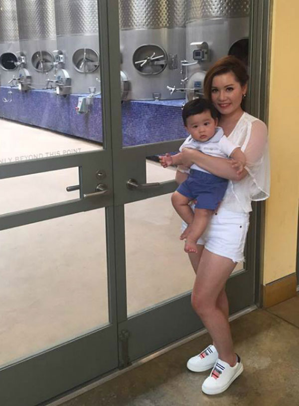 Sao Việt 24h: Tuấn Hưng đắm đuối hôn vợ 9x, đáp trả sự soi mói của dư luận - 6