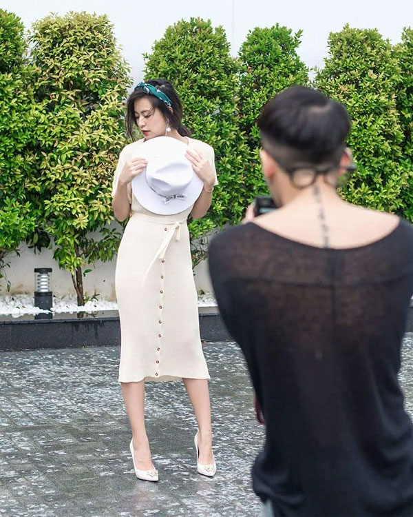 Sao Việt 24h: Tuấn Hưng đắm đuối hôn vợ 9x, đáp trả sự soi mói của dư luận - 3