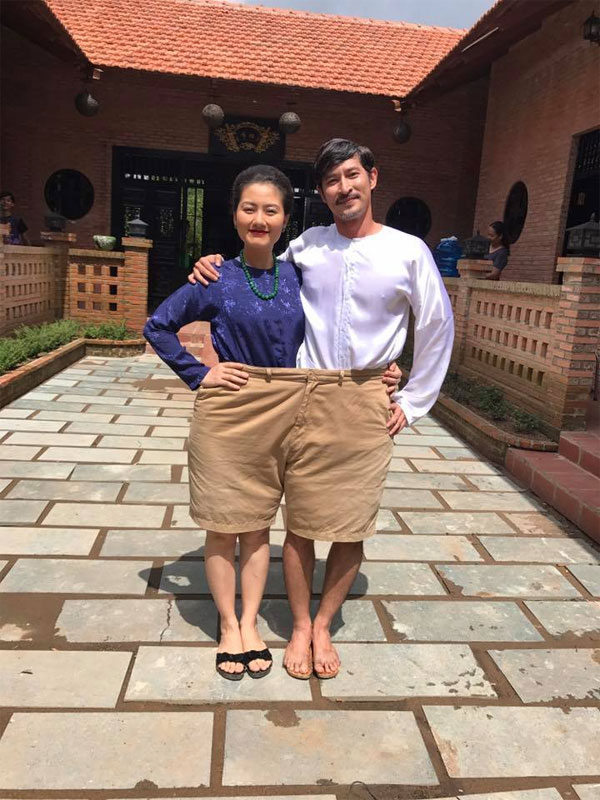 Sao Việt 24h: Tuấn Hưng đắm đuối hôn vợ 9x, đáp trả sự soi mói của dư luận - 13