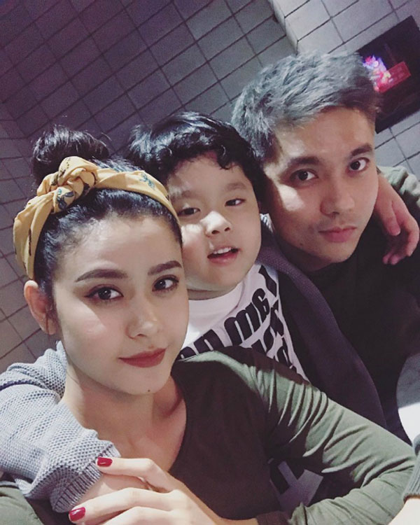 Sao Việt 24h: Tuấn Hưng đắm đuối hôn vợ 9x, đáp trả sự soi mói của dư luận - 10