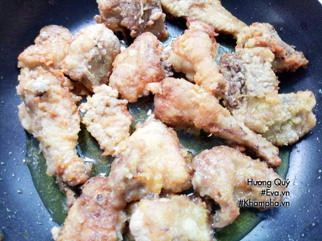 Chiên giòn vịt cho vàng đều