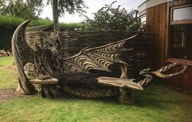 Nếu là một fan hâm mộ của bộ phim nổi tiếng Game of Thrones (Trò chơi Vương quyền), bạn chắc chắn sẽ muốn sắm ngay một chiếc ghế băng độc đáo bằng gỗ được khắc hình rồng tinh xảo này về đặt ở nhà.
