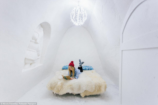 Cô gái trẻ nằm nghỉ ngơi trong căn nhà tuyết tại xứ sở thần tiên Lapland, Phần Lan.
