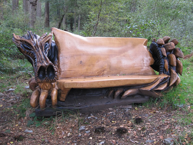 Một chiếc ghế có phần đầu giống con trâu rừng dữ tợn.
