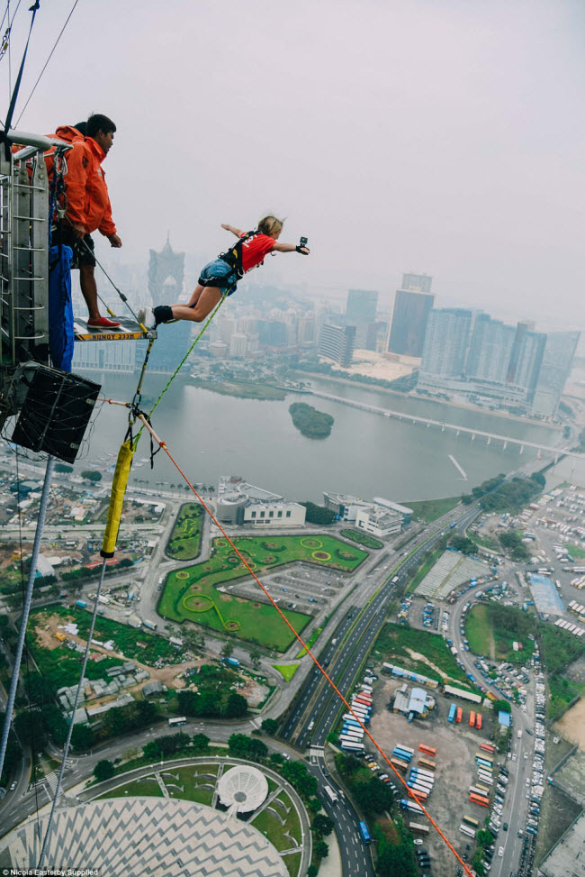 Nicola trải nghiệm cảm giác nhảy bungee từ tòa nhà cao 233m ở Ma Cau, Trung Quốc.
