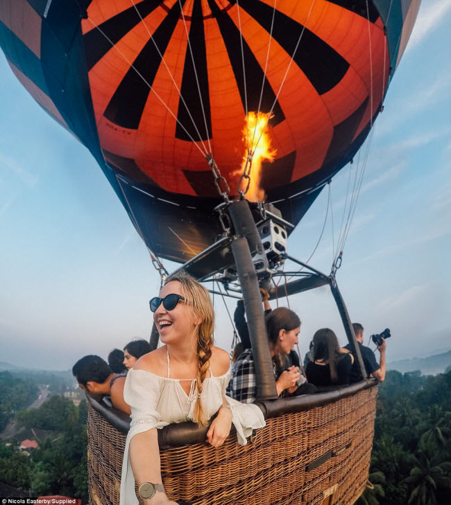 Cô gái trẻ người Australia khám phá phong cảnh từ trên khinh khí cầu ở bang Goa, Ấn Độ.
