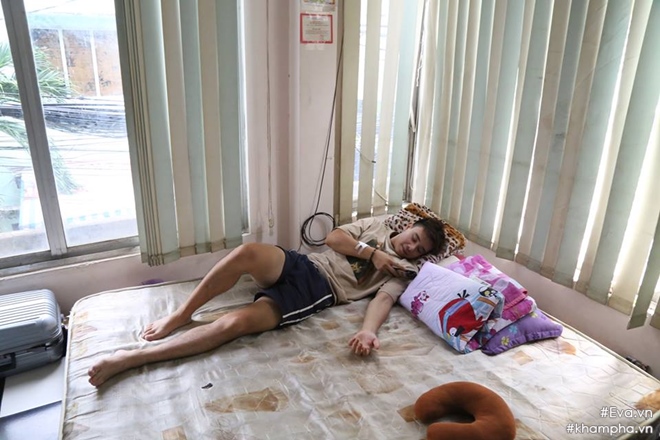 Đông Hùng nằm trên giường bệnh, gắng cười, chia sẻ về mối quan hệ với mẹ - 3