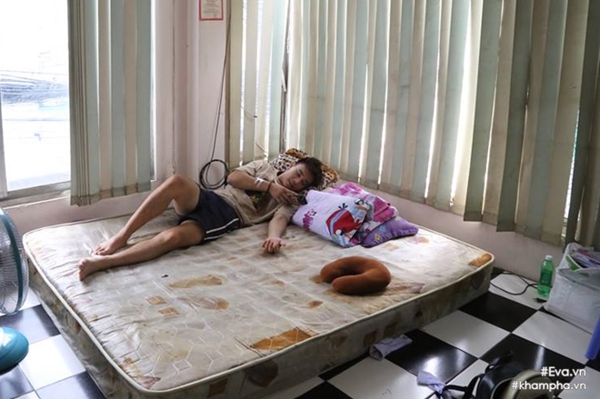 Đông Hùng nằm trên giường bệnh, gắng cười, chia sẻ về mối quan hệ với mẹ - 4