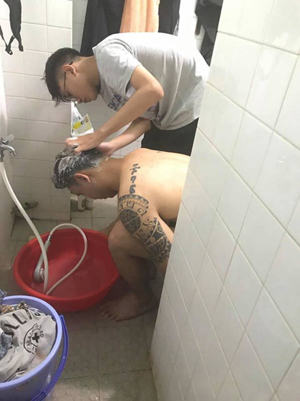 Đông Hùng động viên em trai: amp;#34;Phải cứng lên, để mua được căn nhà to hơn cái nhà bị mấtamp;#34; - 1