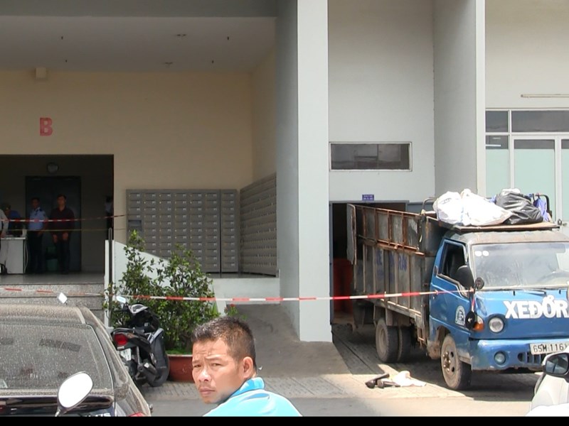 Kinh hãi phát hiện thi thể nam thanh niên gói trong túi rác ở chung cư - 1