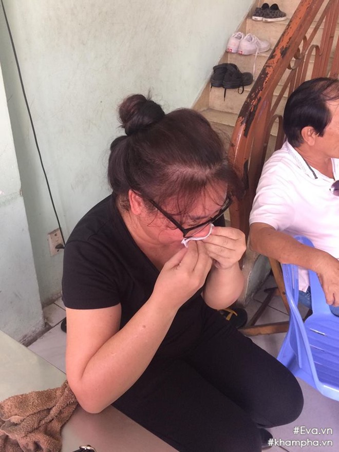 Mẹ Đông Hùng bật khóc trước việc con trai bị chủ nợ hành hung - 1