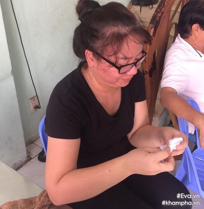 Mẹ Đông Hùng bật khóc trước việc con trai bị chủ nợ hành hung - 2