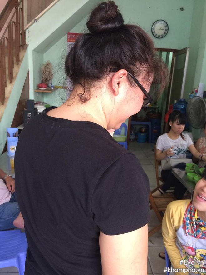 Mẹ Đông Hùng bật khóc trước việc con trai bị chủ nợ hành hung - 3