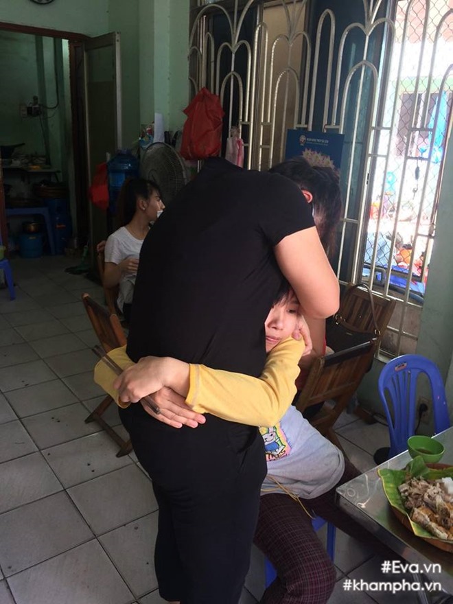 Mẹ Đông Hùng bật khóc trước việc con trai bị chủ nợ hành hung - 4