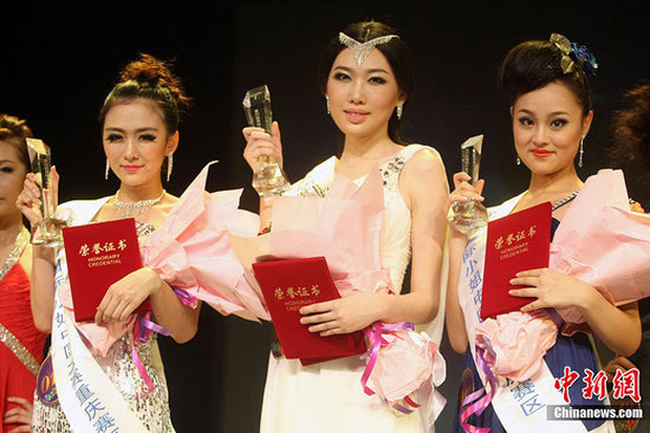 Hoa hậu Trùng Khánh 2012 Trần Siêu Nhiếp bên cạnh 2 Á hậu, cả 3 bị nhận xét là đều không xứng đáng để được tôn vinh nhan sắc.
