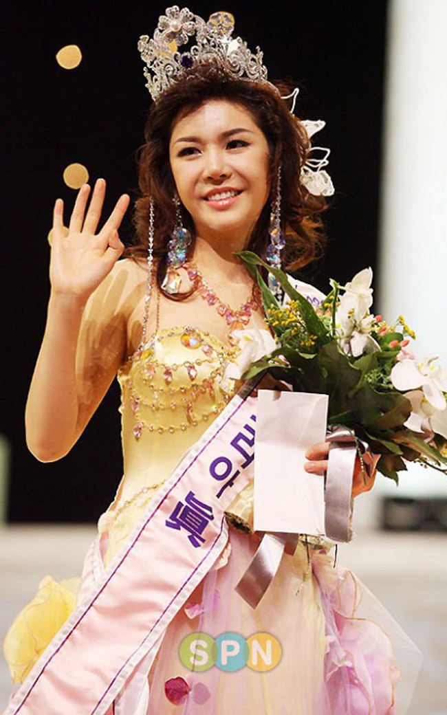Seon Nari có chiều cao vẻn vẹn 1m68 cùng gương mặt cứng đơ, sưng phồng từng được trao vương miện Hoa hậu Hàn Quốc 2008. 
