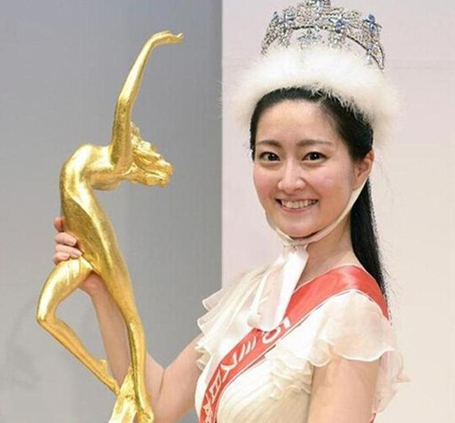 Ôi hãy nhìn hàm răng và làn da cô ấy đi! Hoa hậu Nhật Bản quả đã khiến tư duy về sắc đẹp của nhiều người bị lung lay vài phần.
