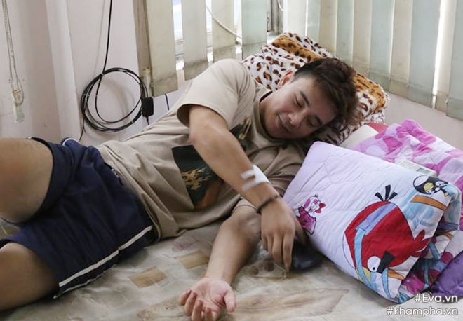 Mẹ Đông Hùng bật khóc trước việc con trai bị chủ nợ hành hung - 5