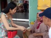 Làng sao - Sao Việt 24h: Thủy Tiên quỳ gối, tặng tiền cho các cụ già