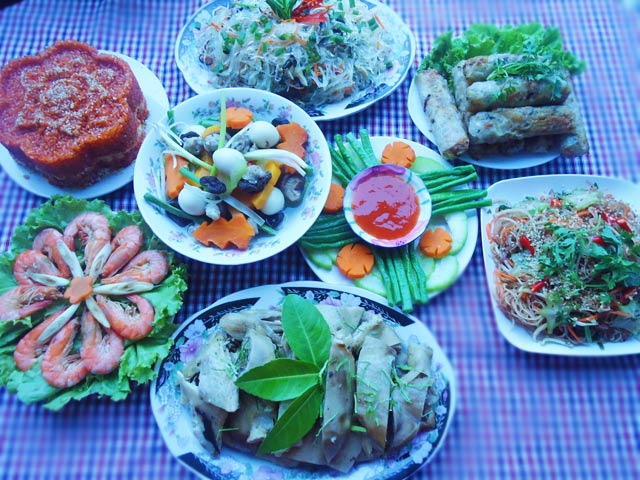 Chị em chia sẻ mâm cỗ cúng Rằm trên mạng xã hội - 1