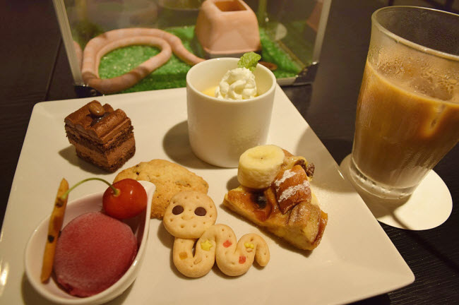 

Ngoài cà phê và rắn, quán cũng phục vụ một số món ăn nhẹ và tráng miệng đặc trưng của Nhật Bản.


