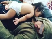Làm mẹ - Bế con nằm úp mặt ru ngủ cho tình cảm, cha ân hận khi thức dậy con đã tử vong