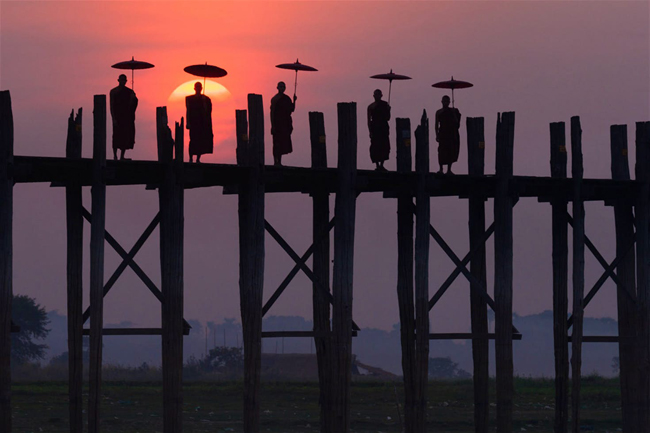 Cầu U Bein - Myanmar: Một điểm thắng cảnh chỉ đẹp nhất khi nhìn qua bóng của chúng, và cầu U Bein là một trong số đó, chụp ăn hình nhất khi mặt trời lặn trên hồ Taungthaman. Vào những giờ khắc cuối cùng của buổi ngày, cây cầu bằng gỗ tếch dài nhất thế giới này hắt bóng các nhà sư, những chiếc xe đạp cùng người dân địa phương tạo khung cảnh yên bình.
