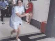 Bà bầu - Sản phụ 16 tuổi đẻ rơi, y tá hốt hoảng bế em bé đỏ hỏn chạy đến phòng cấp cứu