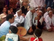 Tin tức - Mẹ mang bầu ôm con nhảy sông: Chồng ngã quỵ bên di ảnh lập vội của vợ, 2 con thơ