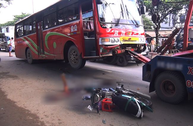 Chồng gào khóc điên dại chứng kiến vợ tử vong dưới gầm ô tô - 1