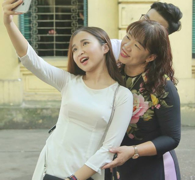 Bên cạnh bạn bè, các nữ sinh duyên dáng cũng không quên quây quanh selfie với thầy cô của mình vài pô ảnh.
