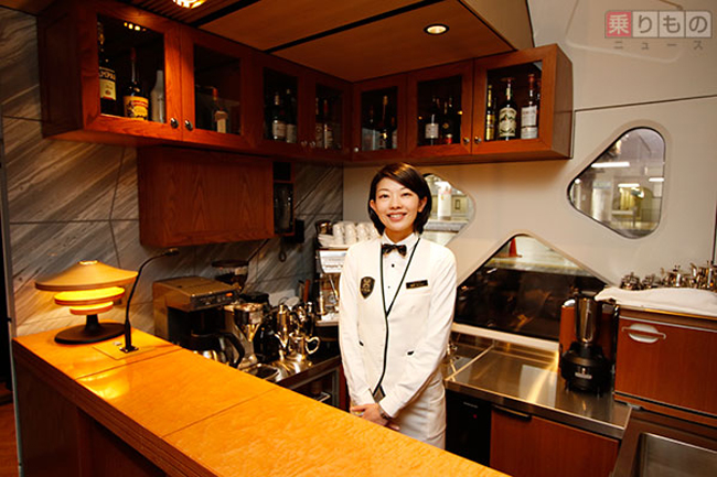 Nhà bếp được trang thiết bị hiện đại, có quầy bar riêng.

