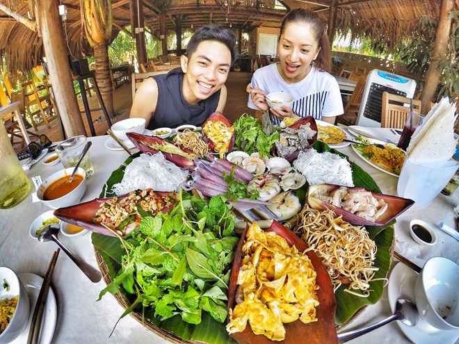 Đáp trả gièm pha tuổi tác, Khánh Thi - Phan Hiển chứng minh tình vợ chồng càng thắm thiết - 6