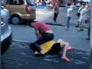 Tin tức - Thai phụ 7 tháng bị chồng trèo lên bụng bóp cổ, đánh túi bụi ngay giữa phố