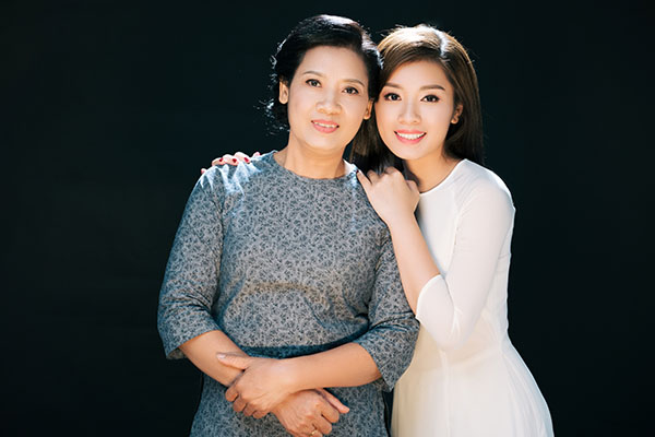 Rơi nước mắt với ca khúc về lòng mẹ của Sao Mai Thu Hằng - 1