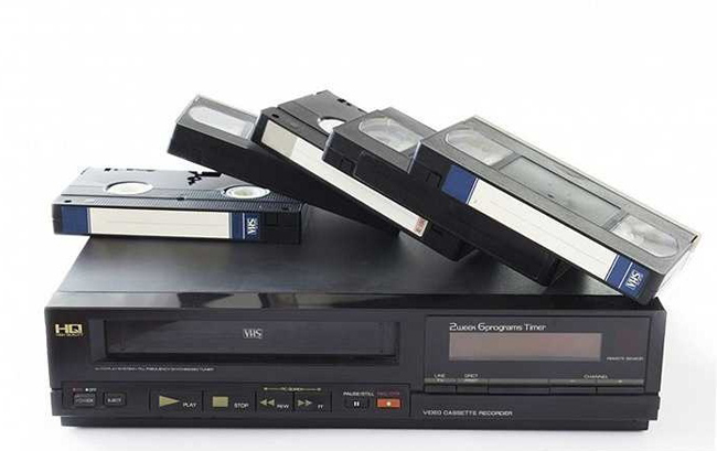 Đầu băng VHS đi kèm với những chiếc băng hình hộp "dày cộp" cũng là vật dụng không thể quên của thế hệ 8x, 9x.
