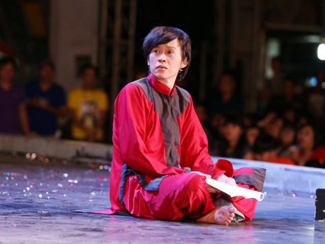 Phong cách thời trang kỳ lạ có 1 không 2 ở showbiz Việt của Hoài Linh