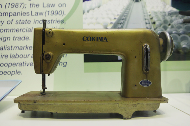 Chiếc máy khâu Cokima - sản phẩm đầu tiên của Hợp tác xã Cơ khí máy may đoạt huy chương Vàng năm 1987. Ngày xưa, quần áo không có nhiều, chiếc máy khâu thực sự là một vật dụng hữu ích trong việc may vá. 
