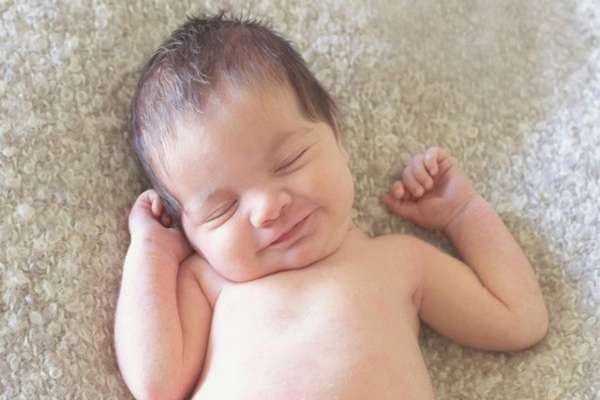 Lọt lòng mẹ, bé khóc hay cười thì tốt hơn? - 2