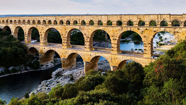 Pont du Gard (Nimes, Pháp): Làm một đoạn ngắn của hệ thống Cầu Dẫn nước Nimes dài 50km được xây dựng bởi người La Mã vào thế kỷ thứ nhất, cầu Pont du Gard ba tầng, 52 vòm đẹp cổ điển bắc qua một khúc sông lãng mạn đã là điểm thu hút du khách hàng trăm năm qua.
