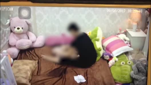 Hà Nội: Mẹ chết lặng khi xem lại camera, con 1 tuổi bị giúp việc đánh 6, 7 trận đòn 