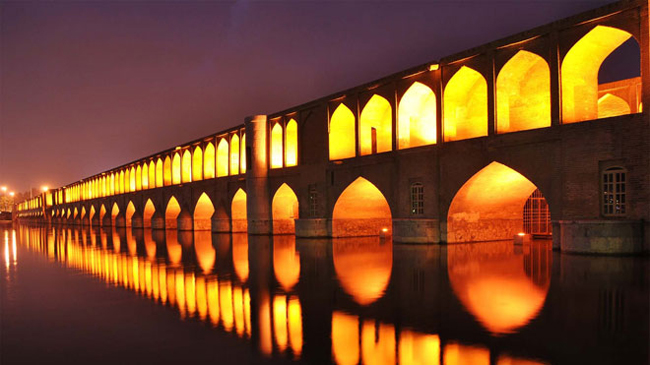 

Cầu Allahverdi Khan (Isfahan, Iran): Còn được gọi là Si-o-seh-pol, cây cầu 300m này là cầu dài nhất trên sông Zayanderud. Được xây dựng vào năm 1599 với hai bộ 33 mái vòm chồng lên nhau, đối xứng lặp đi lặp lại và phản chiếu tới bất tận trên mặt nước, đây là thiết kế cầu từ triều đại Safavid của Iran nổi tiếng nhất thế giới.


