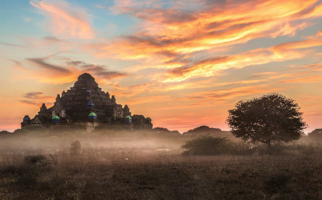 Vùng ngoại ô thành phố Bagan nổi tiếng với những ngôi đền cổ huyền bí.
