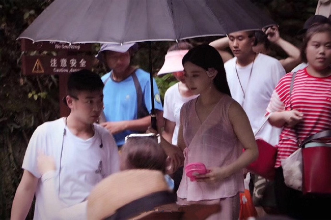 52 tuổi mới lần đầu làm bố, Quách Phú Thành suốt ngày ngắm nghía, hôn hít con gái - 4