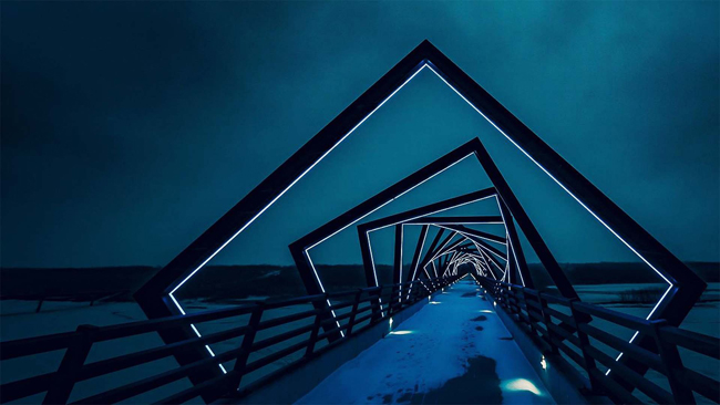 Cầu High Trestle Trail (Thung lũng sông Des Moines, Mỹ): Bắc qua Thung lũng sông Des Moines ở Iowa khoảng nửa dặm, cầu High Trestle Trail được thắp sáng lộng lẫy bằng đèn xanh mỗi đêm, với thiết kế độc đáo nhằm người đi trên cầu có cảm giác nhìn xuống một hầm mỏ.
